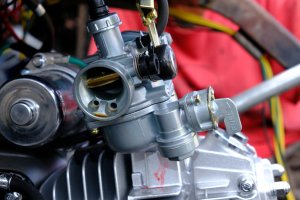 Karburátor motocyklového motoru – GolfStandard / Shutterstock