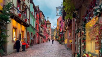 Vánoční a novoroční výzdoba na vánočních trzích, Riquewihr (Alsasko, Francie), 25. 12. 2023 – Frolova_Elena / Shutterstock