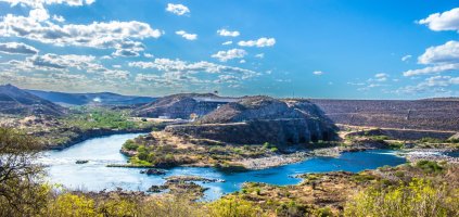 Řeka São Francisco pod hrází jedné z přehrad – Paulo Arsand / Shutterstock