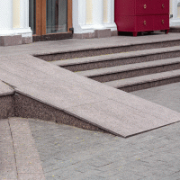 Rampa doplňující schodiště pro pohodlný nájezd – Bespaliy / Shutterstock