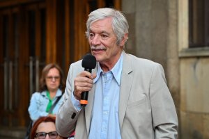 Herec Juraj Kukura při odhalení dlaždice se svým jménem na Filmovém chodníku slávy před Divadlem P. O. Hviezdoslava v Bratislavě, 19. září 2024 – TASR / Profimedia.CZ