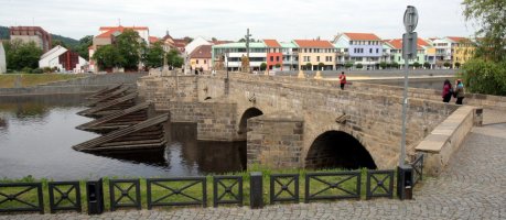 Kamenný most v Písku s ledolomy (6.6.2012) – Profimedia.CZ