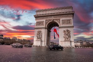 Champs-Élysées a Vítězný oblouk při západu slunce, Paříž (Francie), 19. 4. 2021 – Pandora Pictures / Shutterstock
