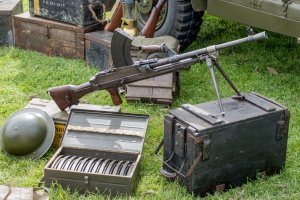 Britský lehký kulomet Bren Mk II s náhradními zásobníky a výstrojí z období druhé světové války na letišti Shoreham v Anglii, 30. srpna 2014 – Philip Bird LRPS CPAGB / Shutterstock