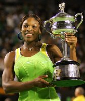 Americká tenistka Serena Williams s vítěznou trofejí po finále Australian Open v Melbourne, 27. ledna 2007 – Profimedia.CZ