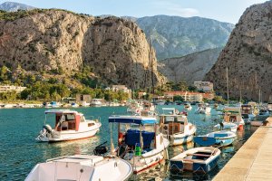 Přístav s plachetnicemi v Omiši na dalmatském pobřeží Chorvatska – Roman Babakin / Shutterstock