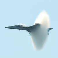 Rázová vlna při letu nadzvukovou rychlostí – NYC Russ / Shutterstock