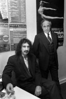 Francouzský dirigent a skladatel Pierre Boulez s americkým hudebníkem Frankem Zappou v pařížském Théâtre de la Ville – Profimedia.CZ