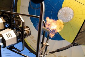 Hořící hořák horkovzdušného balonu – Wirestock Creators / Shutterstock