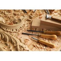 Detail řezbářského nářadí a rozpracovaných řezbářských děl – Improvisor / Shutterstock