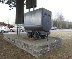 Důlní vozík vystavený jako muzejní exponát v areálu uranových dolů v Dolní Rožínce, 4. února 2016 – Profimedia.CZ