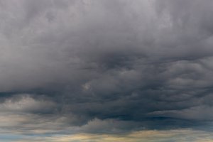 Oblačnost před deštěm (nimbostratus) – Wut_Moppie / Shutterstock