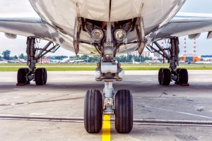 Přistávací zařízení, příďový a hlavní podvozek letounu – Elena Yuzina / Shutterstock