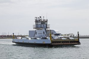 Trajekt převážející automobily přes přístav – KENNY TONG / Shutterstock