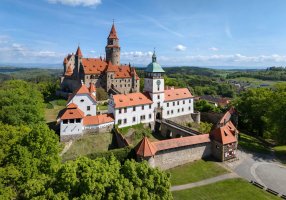 Letecký pohled na hrad Bouzov v Olomouckém kraji – Sergey Dzyuba / Shutterstock
