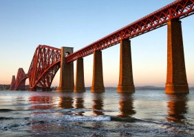 Návodní mostní pilíře železničního mostu Forth Bridge z roku 1890 – Claire Fraser Photography / Shutterstock