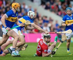 Barry Walsh z týmu Cork obklopený hráči Tipperary během utkání Munster Senior Hurling na stadionu FBD Semple Stadium v Thurles v Irsku, 19. dubna 2026 – David Ribeiro / Alamy / Profimedia.CZ