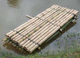 Bambusový vor – yortzafoto / Shutterstock