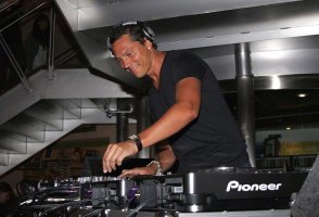 DJ Tiësto při svém vystoupení a setkání s fanoušky ve Virgin Megastore v Západním Hollywoodu, USA, 10. srpna 2007 – Profimedia.CZ