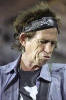 Keith Richards z kapely Rolling Stones při živém vystoupení v open air aréně v Hannoveru (8. srpna 2003) – Profimedia.CZ
