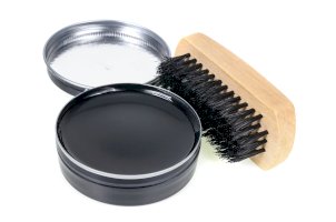 Černý krém na obuv – feelphoto2521 / Shutterstock