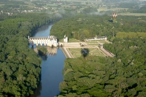 Řeka Loire, zámek Chenonceau – Catalin Motatu / Shutterstock