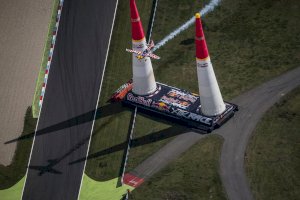 Red Bull Air Race, letoun prolétá branou – Press kit Martina Šonky