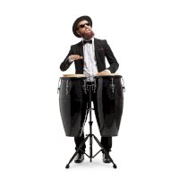 Konga, muž hrající na konga – Ljupco Smokovski / Shutterstock